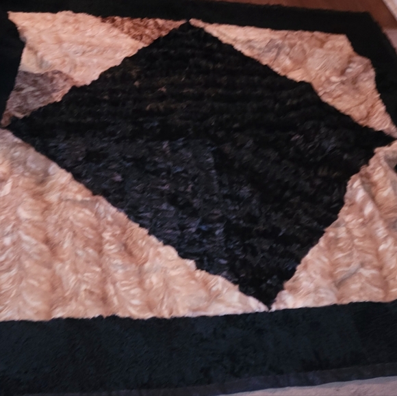 VINTAGE BEAUTIFUL ALPAC 75X75" DIAMOND PATTERN RUG IN EXCELLENT CONDITION - Picture 8 of 16
